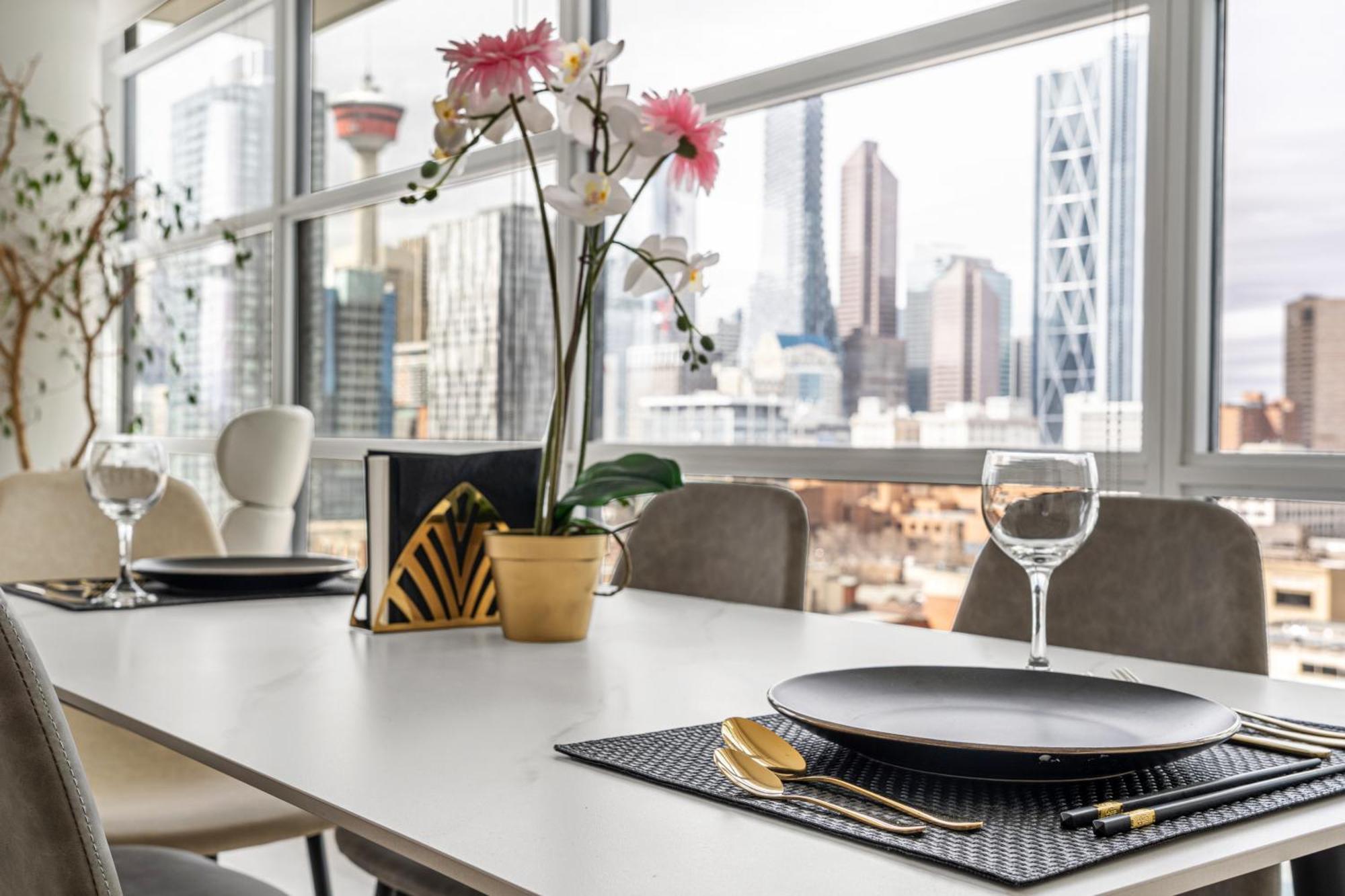 Luxury Corner Unit Dt W Panoramic Skyline & Tower Views! Near Stampede, Bmo Centre! Free Banff Pass, Parking, Wine! Calgary