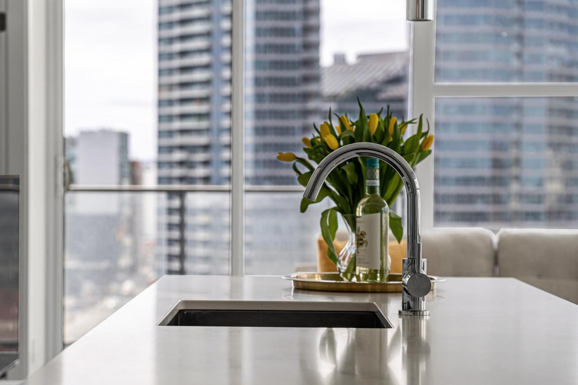 Luxury Corner Unit Dt W Panoramic Skyline & Tower Views! Near Stampede, Bmo Centre! Free Banff Pass, Parking, Wine!