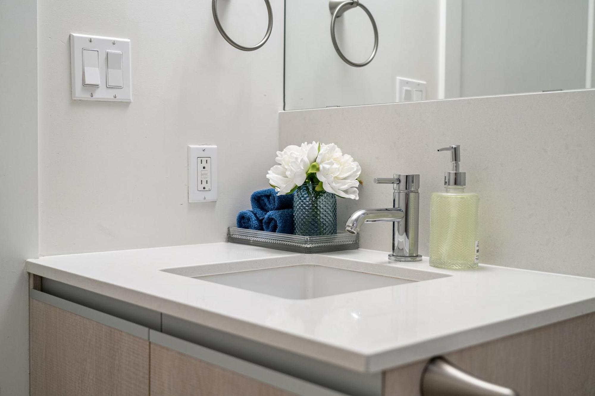 Unbeatable Downtown Experience- Walk To Bars, Casino, Stampede & Saddledome Bonus Banff Pass, Parking & Wine! Apartment *