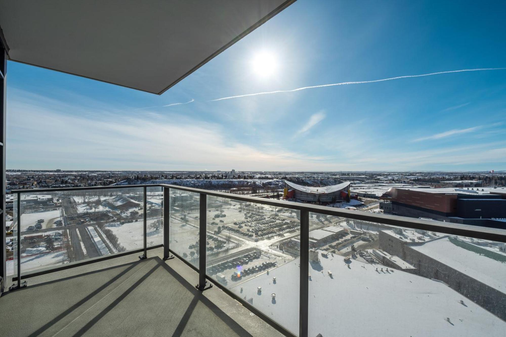 Tranquil Vibes & Downtown Views, Near Stampede, Casino & Saddledome! Free Parking, Banff Pass, Wine!