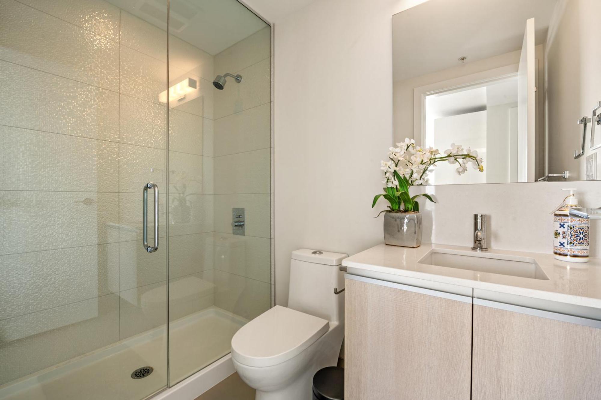 Holiday home Tranquil Vibes & Downtown Views, Near Stampede, Casino & Saddledome! Free Parking, Banff Pass, Wine! *