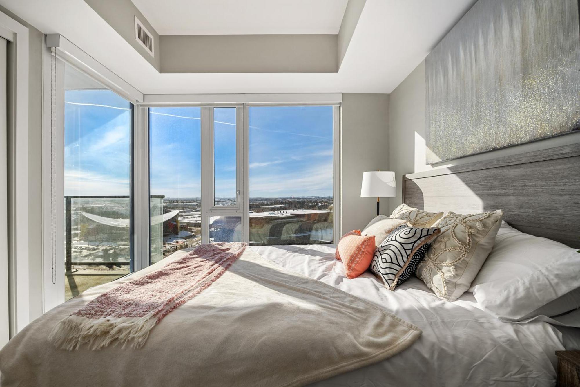 Holiday home Tranquil Vibes & Downtown Views, Near Stampede, Casino & Saddledome! Free Parking, Banff Pass, Wine! *