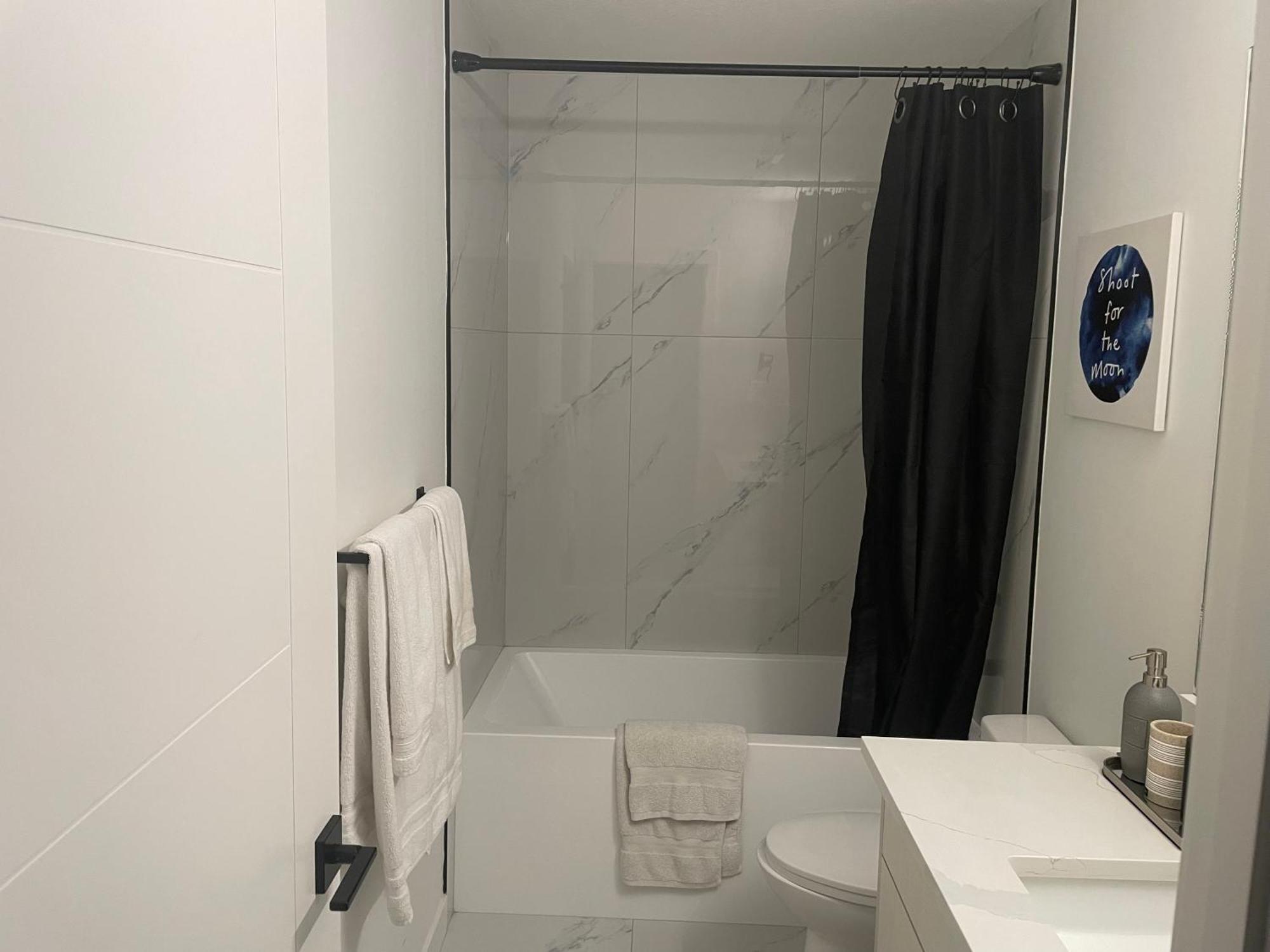 Emerald With 2 Beds - 10 Minutes From Downtown *