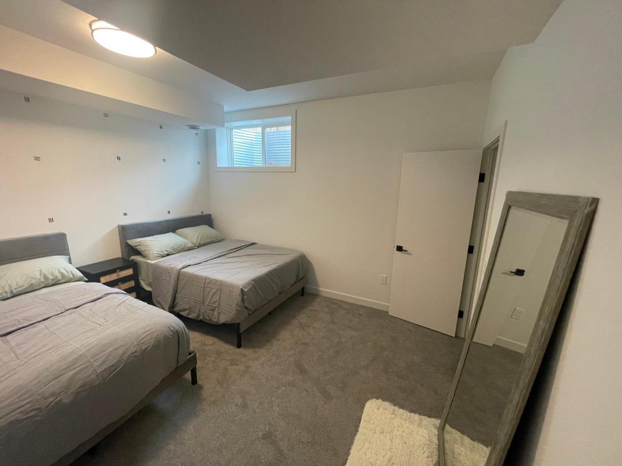 Emerald With 2 Beds - 10 Minutes From Downtown Apartment *