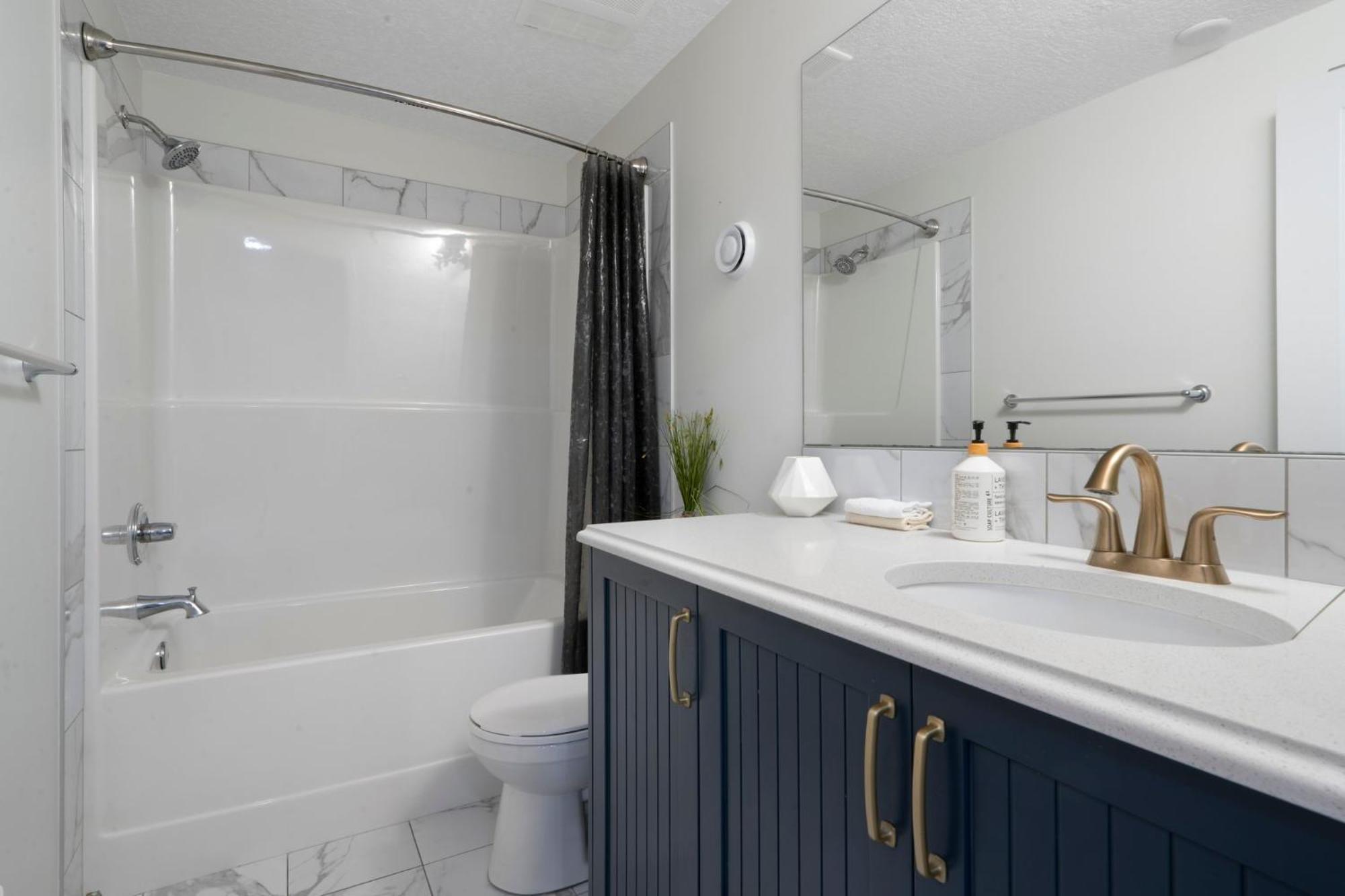Small Paris Two Bedrooms Entire * Calgary