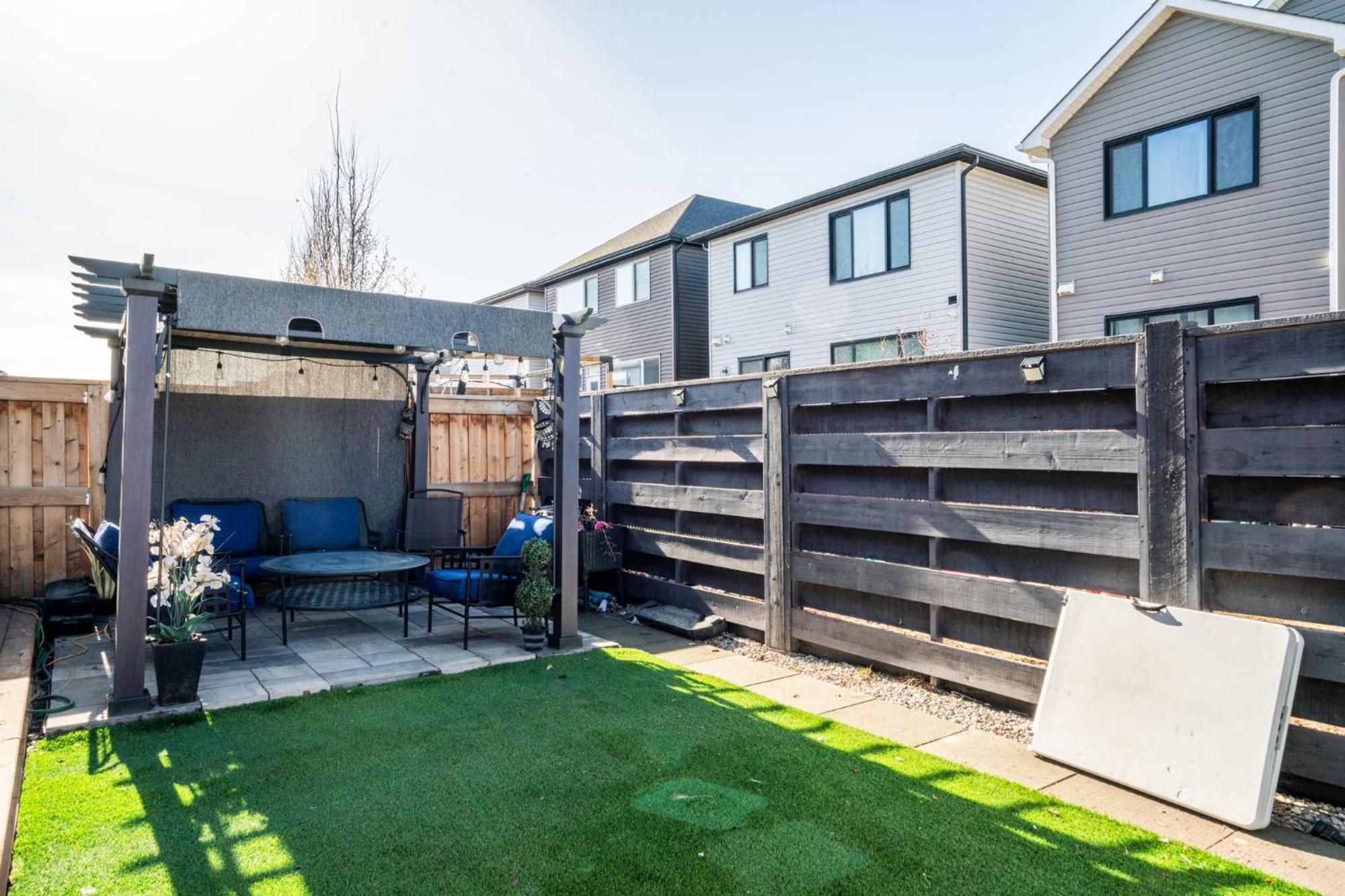 Small Paris Two Bedrooms Entire House * Calgary
