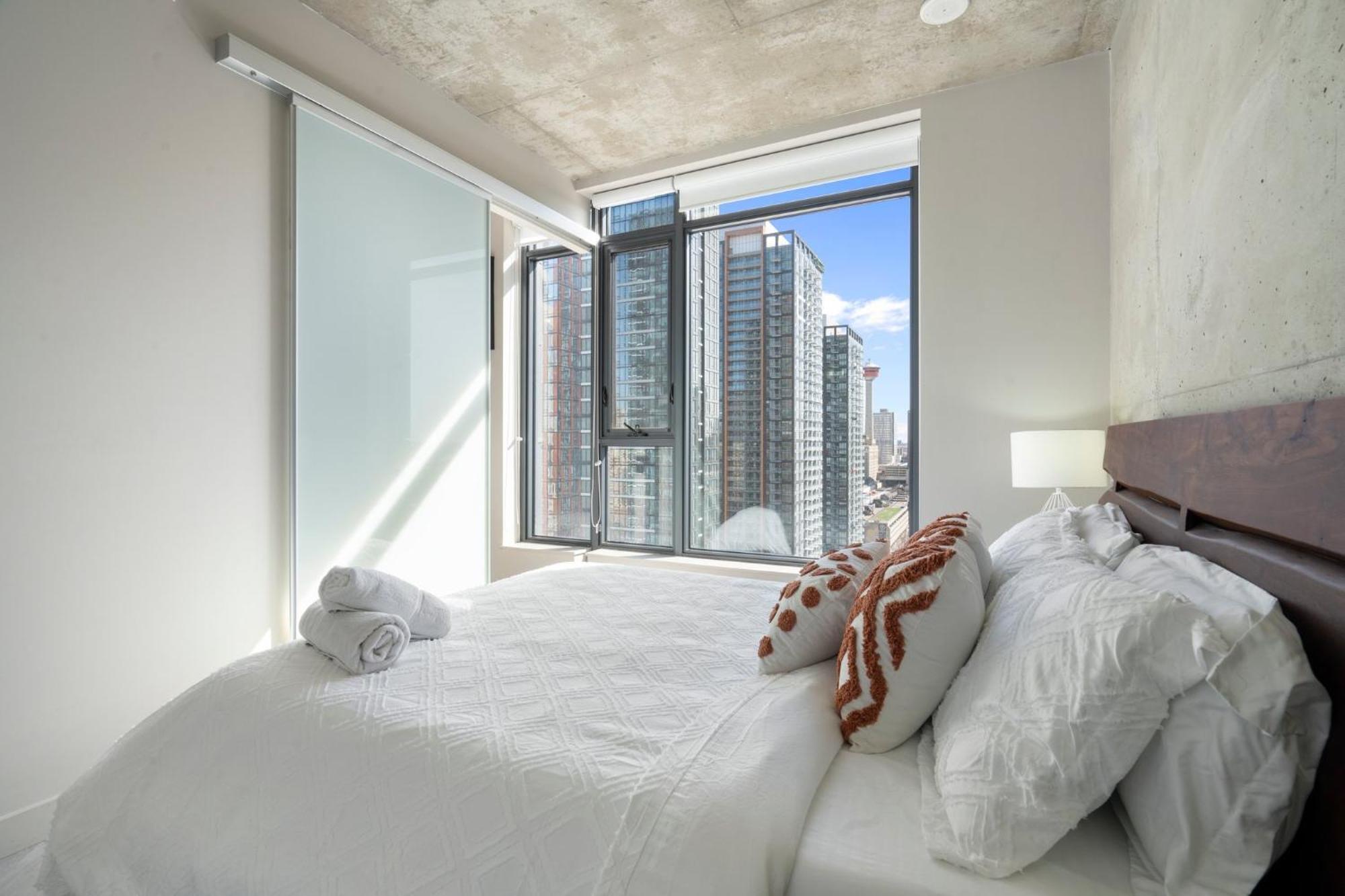 Downtown Paradise - 2 Beds, 2 Baths With Sofa Bed And Pool Calgary