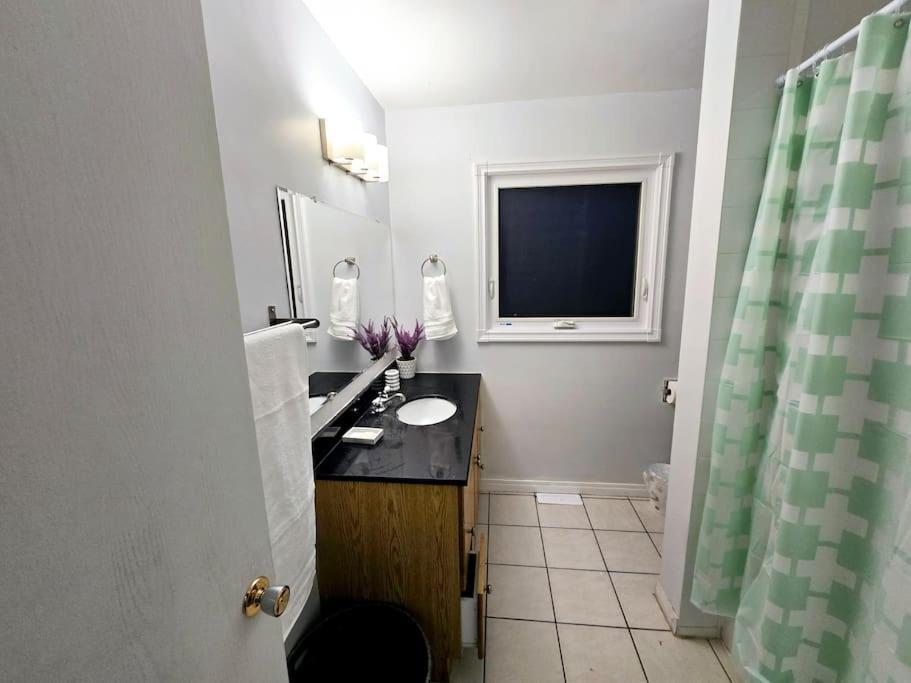 3 Bedroom Away From * Calgary