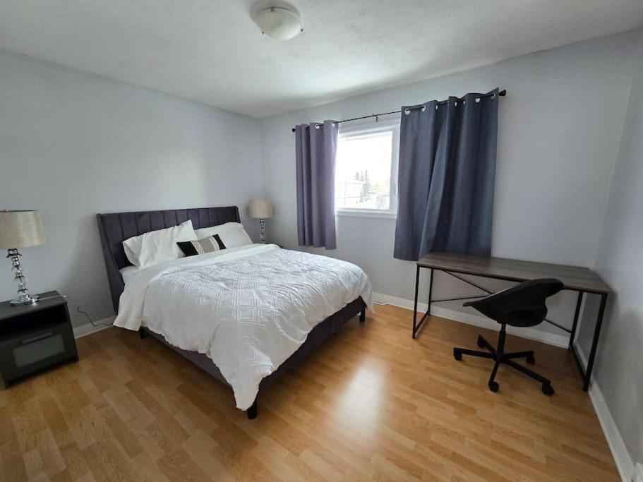 3 Bedroom Away From * Calgary