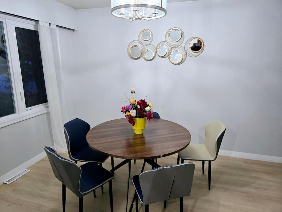 3 Bedroom Away From Villa Calgary