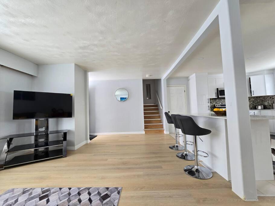 3 Bedroom Away From Villa Calgary