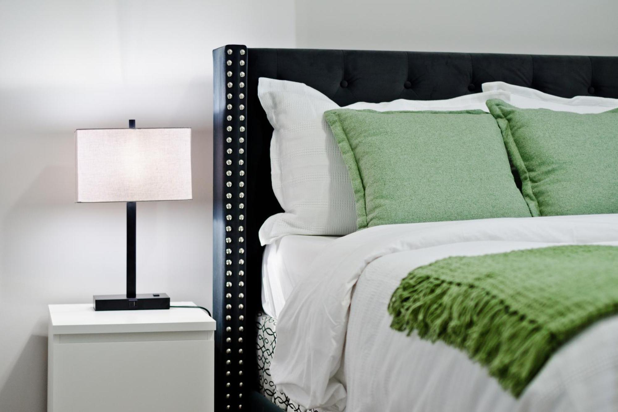 Apartment Luxury Serenity In Nw Calgary, High Speed Internet,, Near Grocery & Airport, Free Parking *