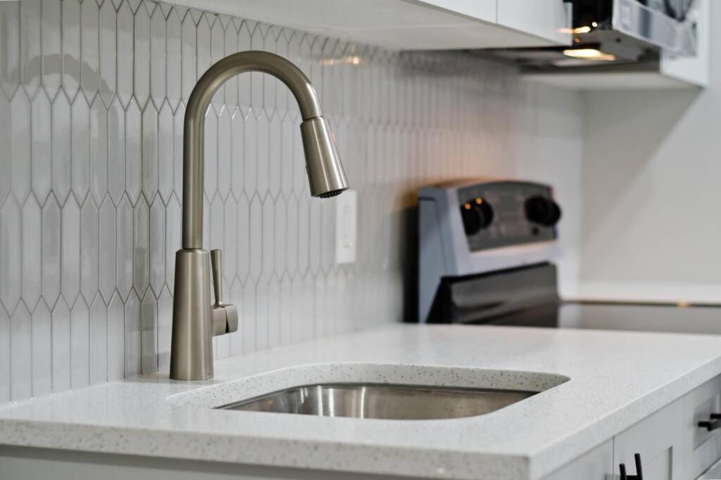 Luxury Serenity In Nw Calgary, High Speed Internet,, Near Grocery & Airport, Free Parking *