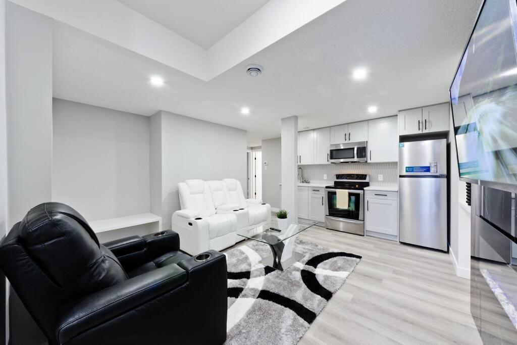 Luxury Serenity In Nw Calgary, High Speed Internet,, Near Grocery & Airport, Free Parking Calgary
