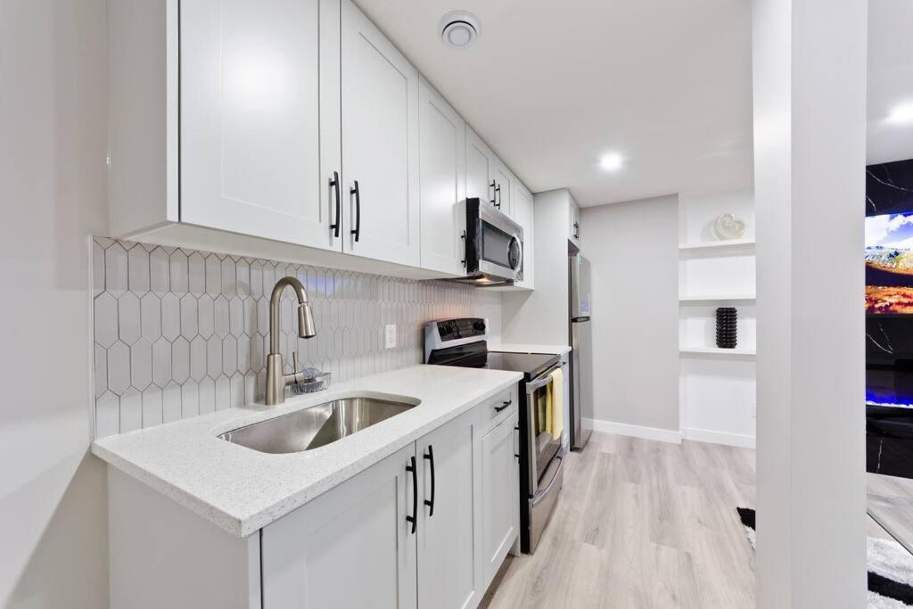 Luxury Serenity In Nw Calgary, High Speed Internet,, Near Grocery & Airport, Free Parking Apartment
