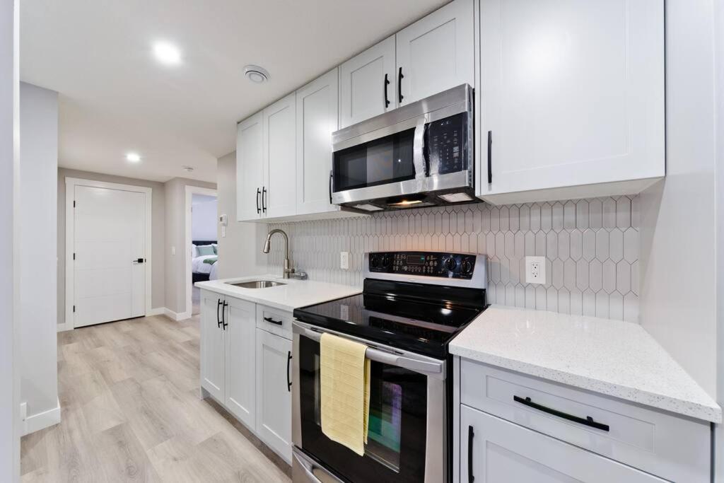 Apartment Luxury Serenity In Nw Calgary, High Speed Internet,, Near Grocery & Airport, Free Parking *