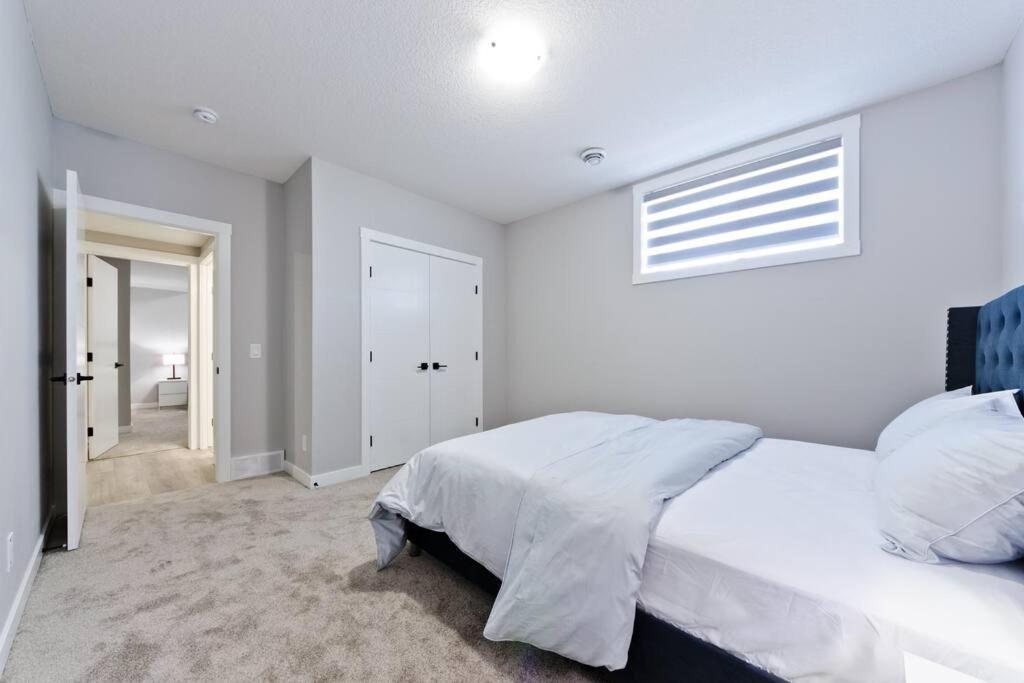 Apartment Luxury Serenity In Nw Calgary, High Speed Internet,, Near Grocery & Airport, Free Parking