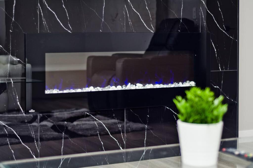 Luxury Serenity In Nw Calgary, High Speed Internet,, Near Grocery & Airport, Free Parking Calgary