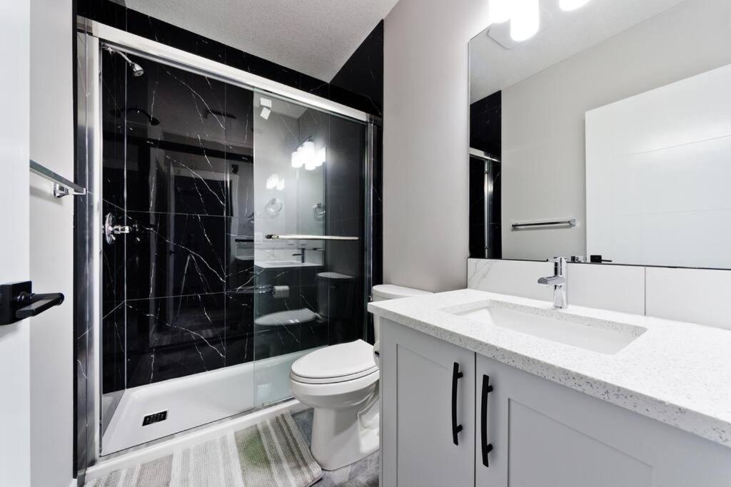 Luxury Serenity In Nw Calgary, High Speed Internet,, Near Grocery & Airport, Free Parking Apartment