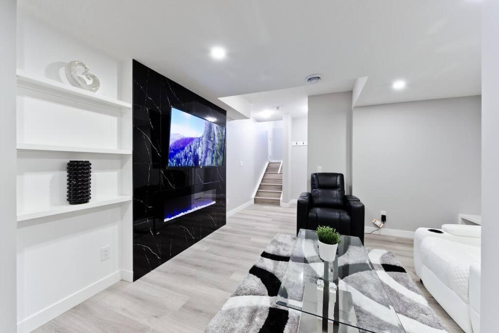 Luxury Serenity In Nw Calgary, High Speed Internet,, Near Grocery & Airport, Free Parking Apartment