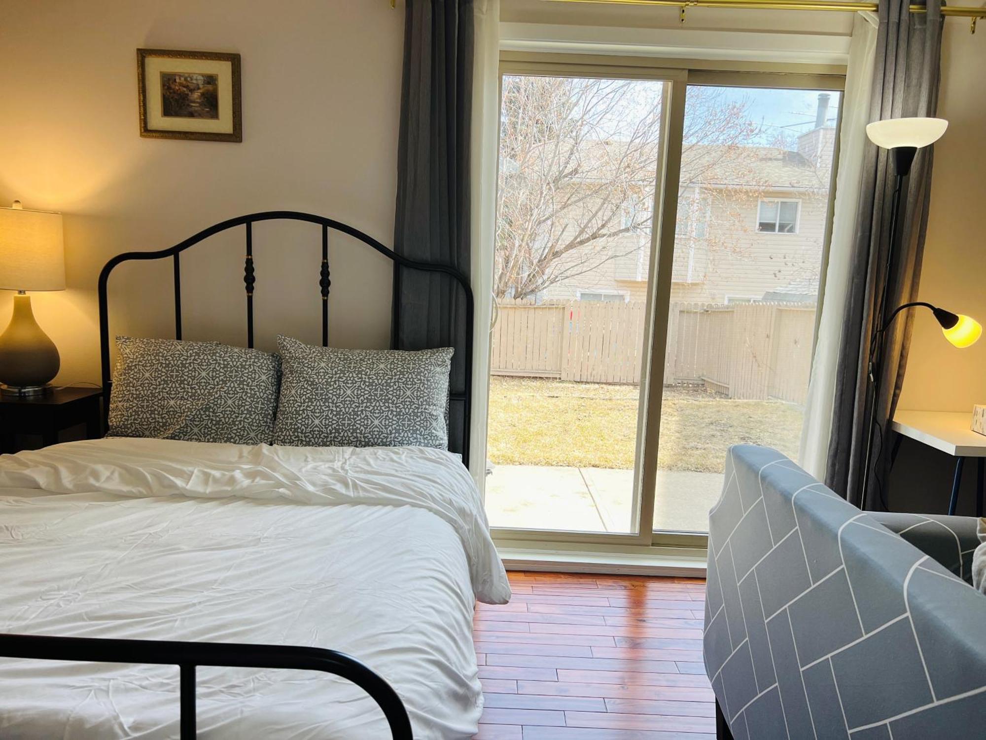 Guest house Lily Near Golf And Banff Costco Newly Renovated Queen Size Bed Single Bathroom Sofa Tv
