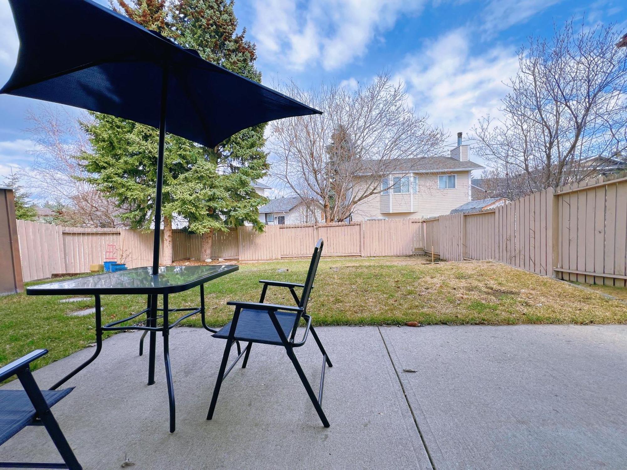Guest house Lily Near Golf And Banff Costco Newly Renovated Queen Size Bed Single Bathroom Sofa Tv Calgary