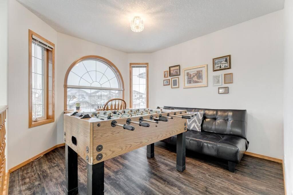 Coral Springs Lakefront Retreat * Calgary