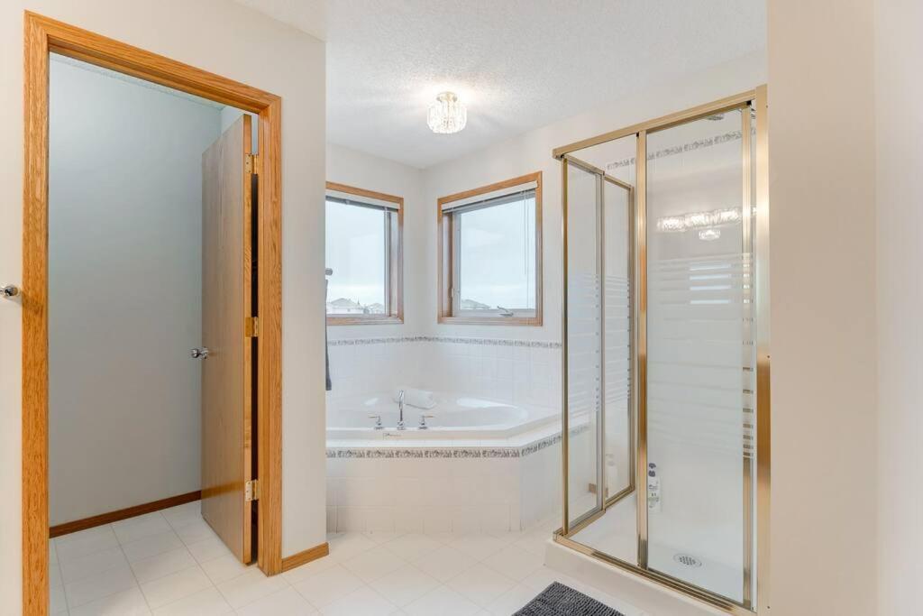 Coral Springs Lakefront Retreat Holiday home Calgary