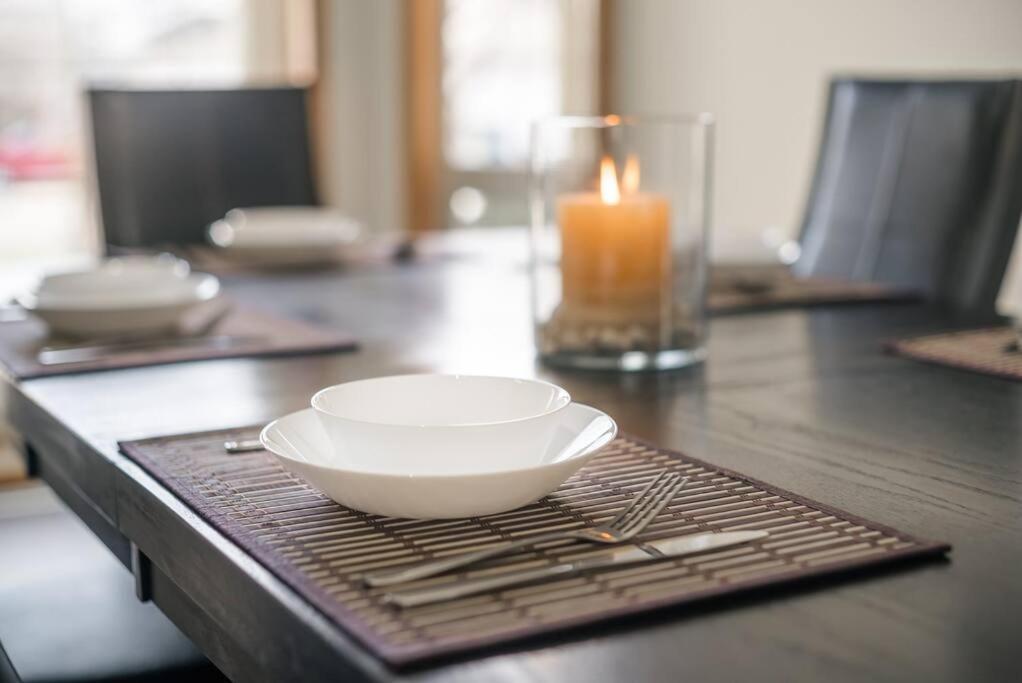 Coral Springs Lakefront Retreat * Calgary