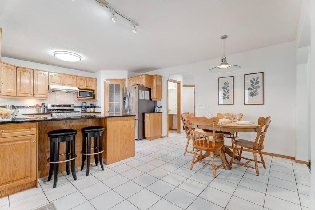 Coral Springs Lakefront Retreat Holiday home Calgary