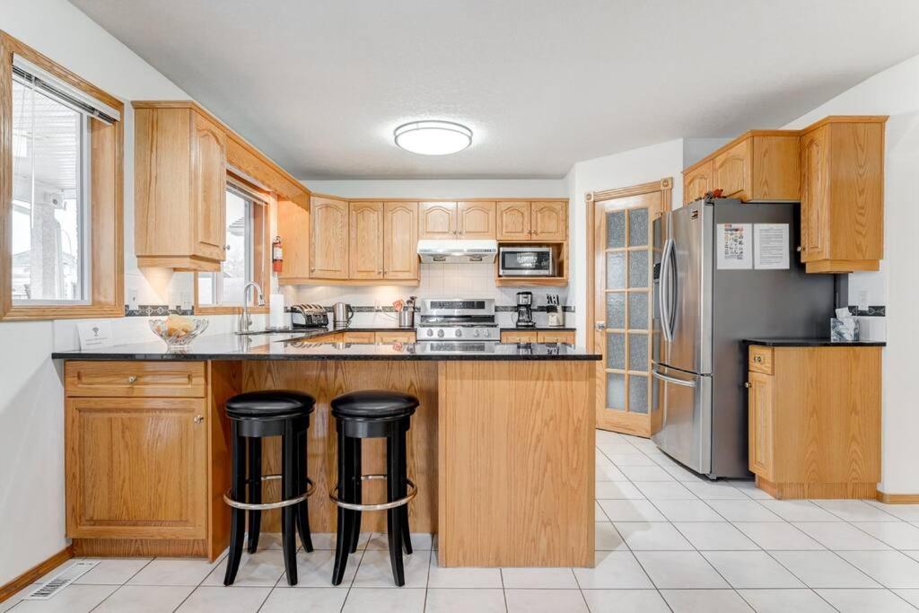 Coral Springs Lakefront Retreat * Calgary