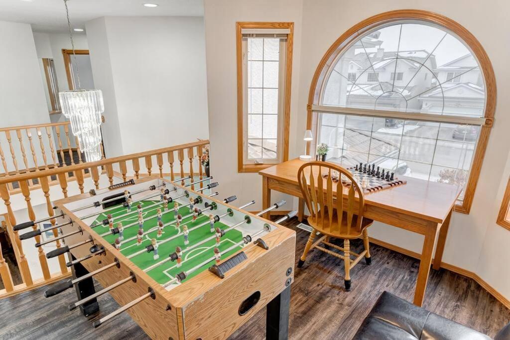 Coral Springs Lakefront Retreat * Calgary