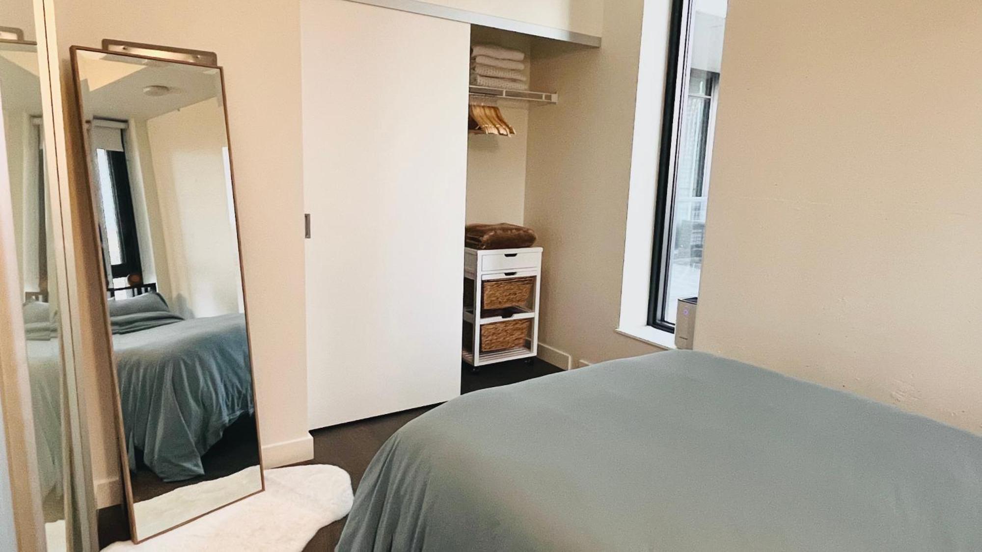 Apartment Luxury Downtown Sunset Getaway: Urban Oasis With Kitchen & Gym Calgary