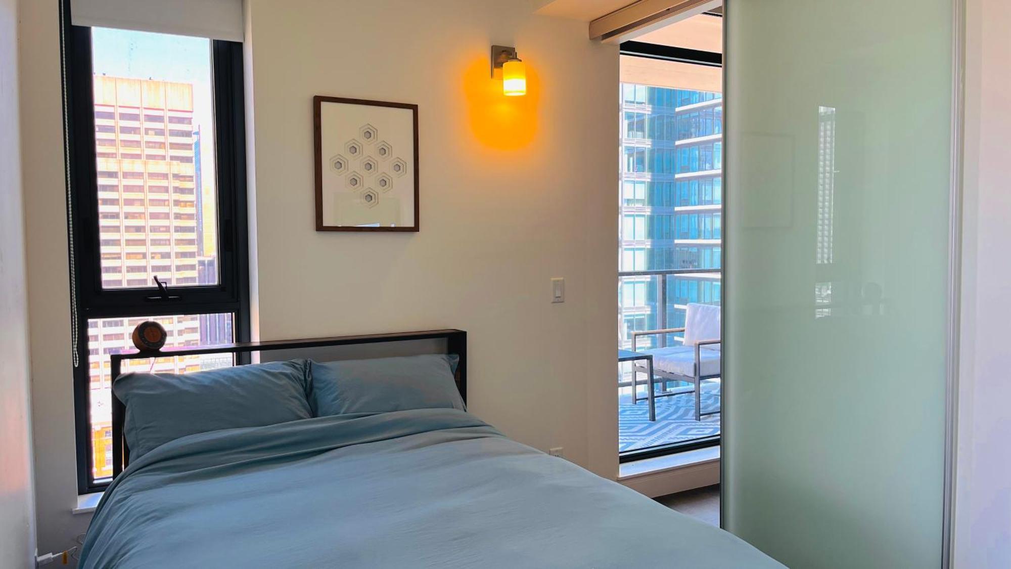 Apartment Luxury Downtown Sunset Getaway: Urban Oasis With Kitchen & Gym