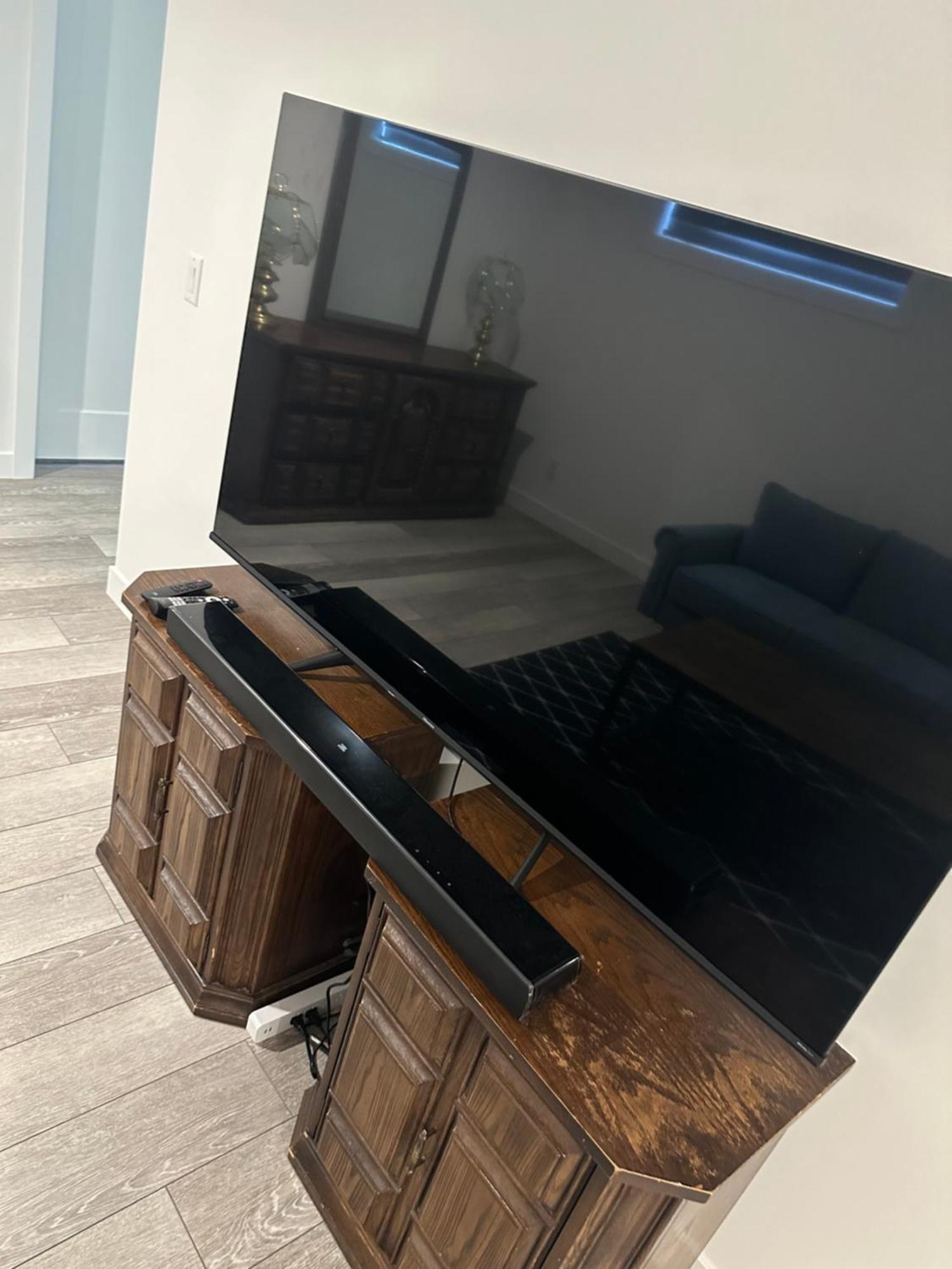 Spacious 2 Bedroom & Kitchen Basement Near Airport * Calgary