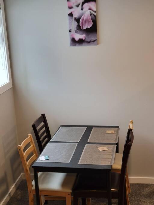 Cozy Vacation! 3min From Cinema Plex, Biggest Ymca, South Health Campus, Etc Apartment Calgary