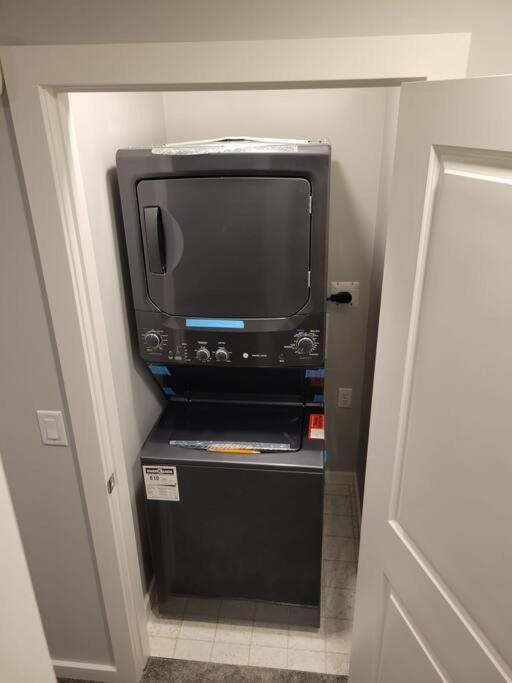 Cozy Vacation! 3min From Cinema Plex, Biggest Ymca, South Health Campus, Etc Apartment