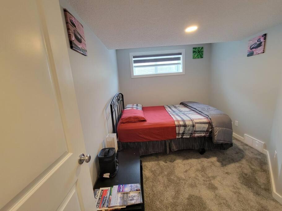 Apartment Cozy Vacation! 3min From Cinema Plex, Biggest Ymca, South Health Campus, Etc Calgary
