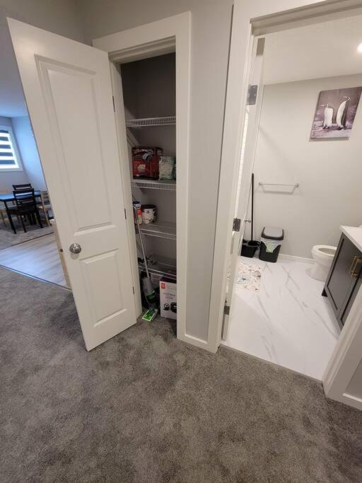 Cozy Vacation! 3min From Cinema Plex, Biggest Ymca, South Health Campus, Etc Apartment