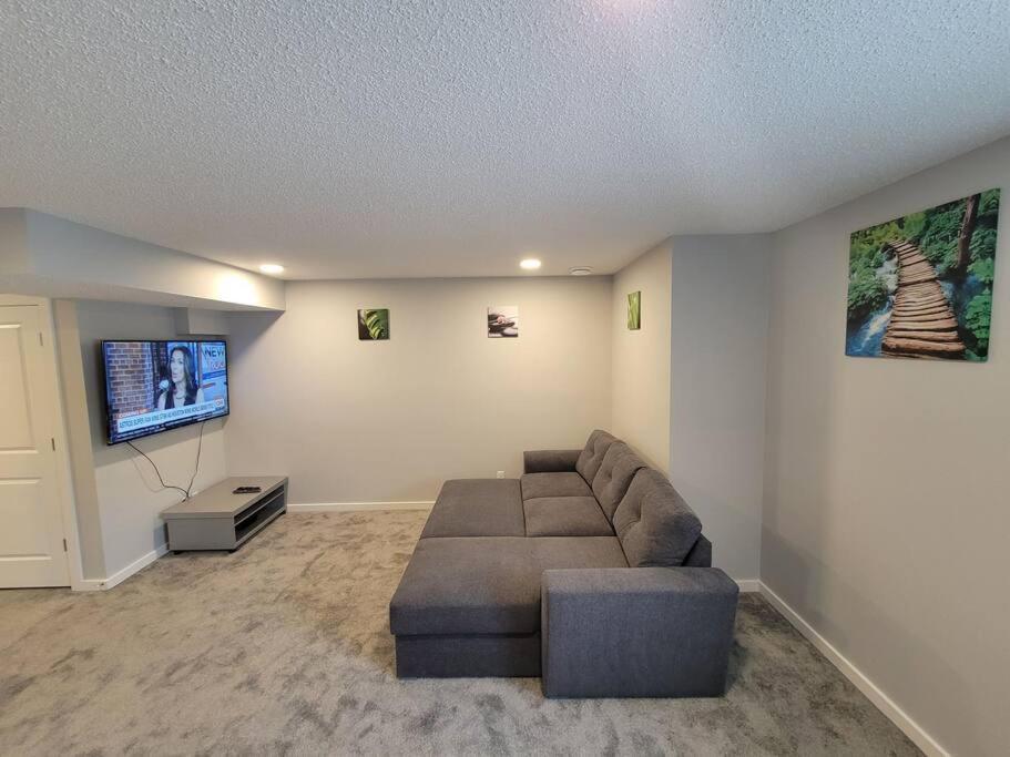 Cozy Vacation! 3min From Cinema Plex, Biggest Ymca, South Health Campus, Etc Calgary