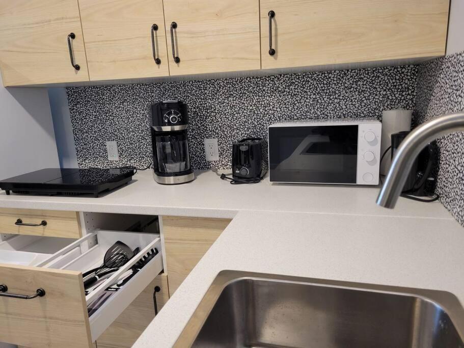 Cozy Vacation! 3min From Cinema Plex, Biggest Ymca, South Health Campus, Etc Apartment Calgary