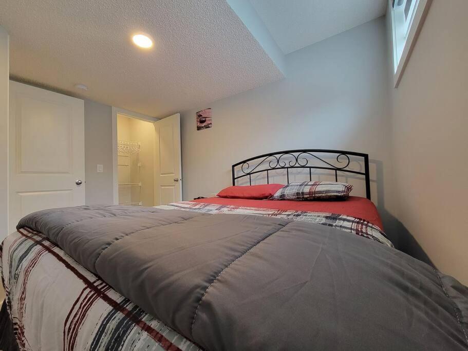 Apartment Cozy Vacation! 3min From Cinema Plex, Biggest Ymca, South Health Campus, Etc Calgary