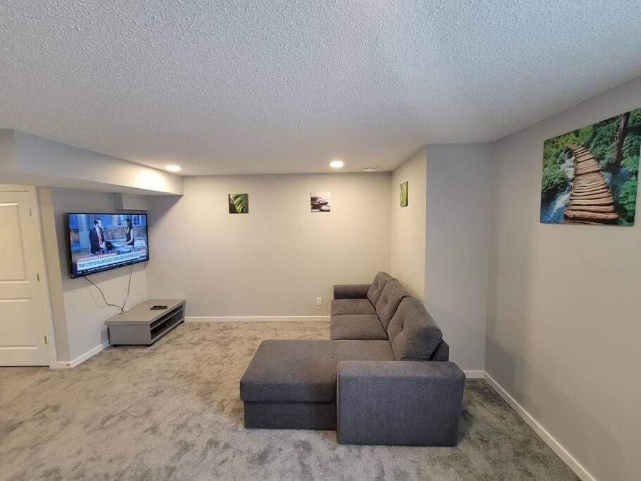 Apartment Cozy Vacation! 3min From Cinema Plex, Biggest Ymca, South Health Campus, Etc Calgary