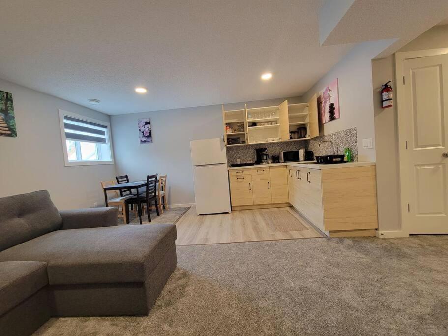 Cozy Vacation! 3min From Cinema Plex, Biggest Ymca, South Health Campus, Etc Calgary