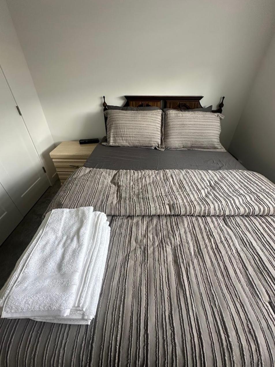 Apartment Spacious 2 Bedroom & Kitchen Basement Near Airport
