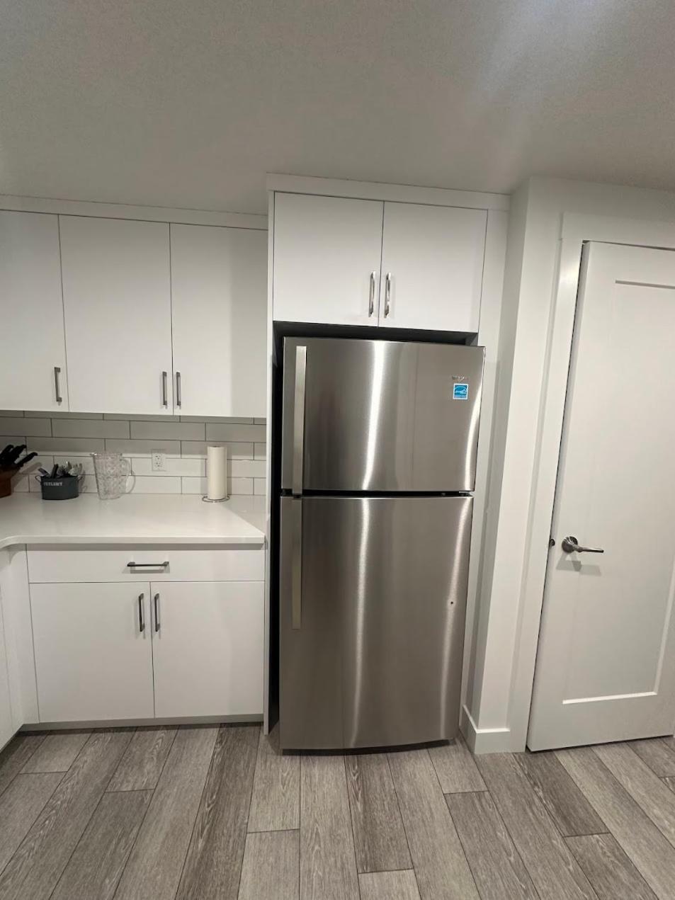 Apartment Spacious 2 Bedroom & Kitchen Basement Near Airport Calgary