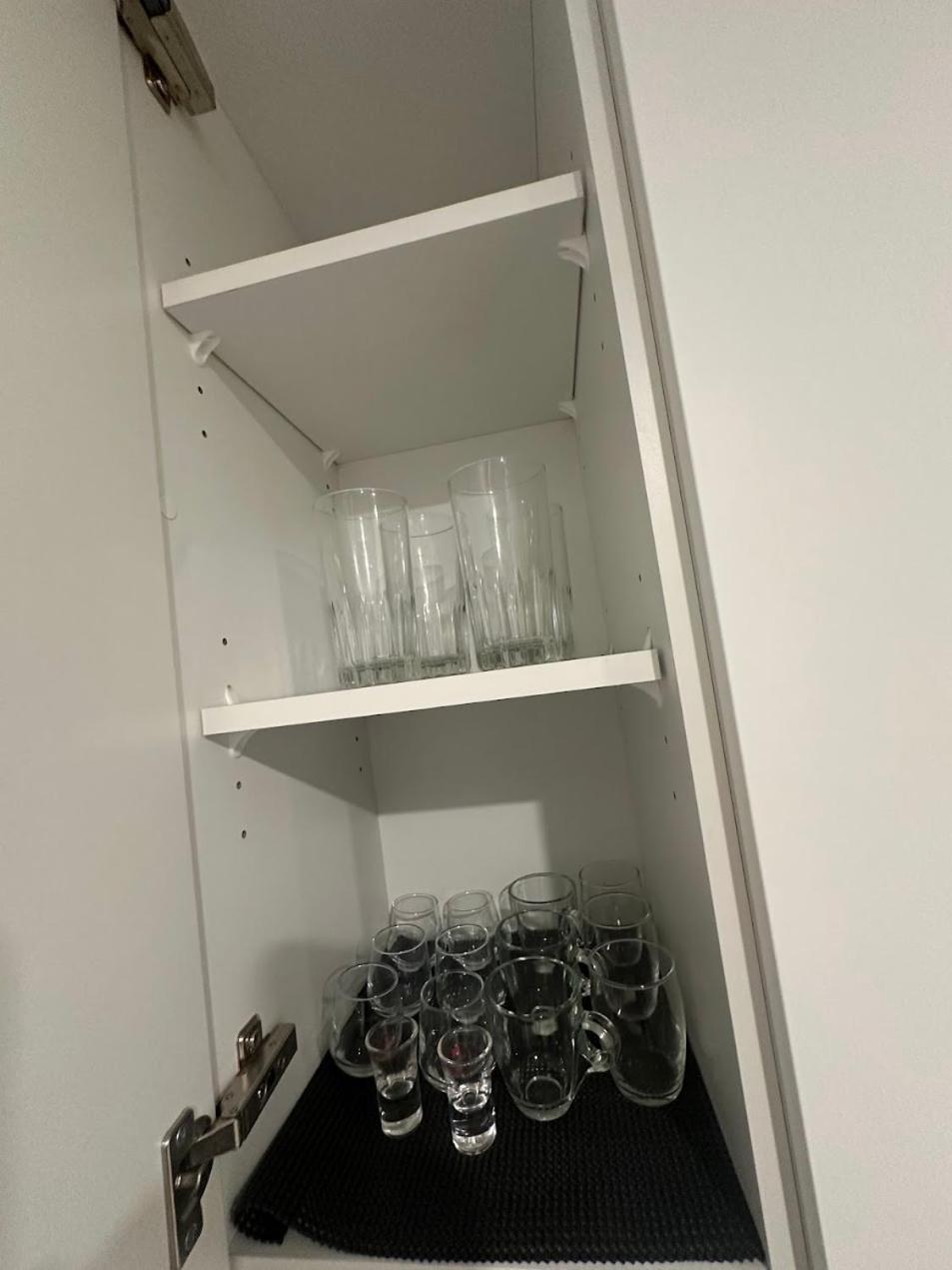 Apartment Spacious 2 Bedroom & Kitchen Basement Near Airport