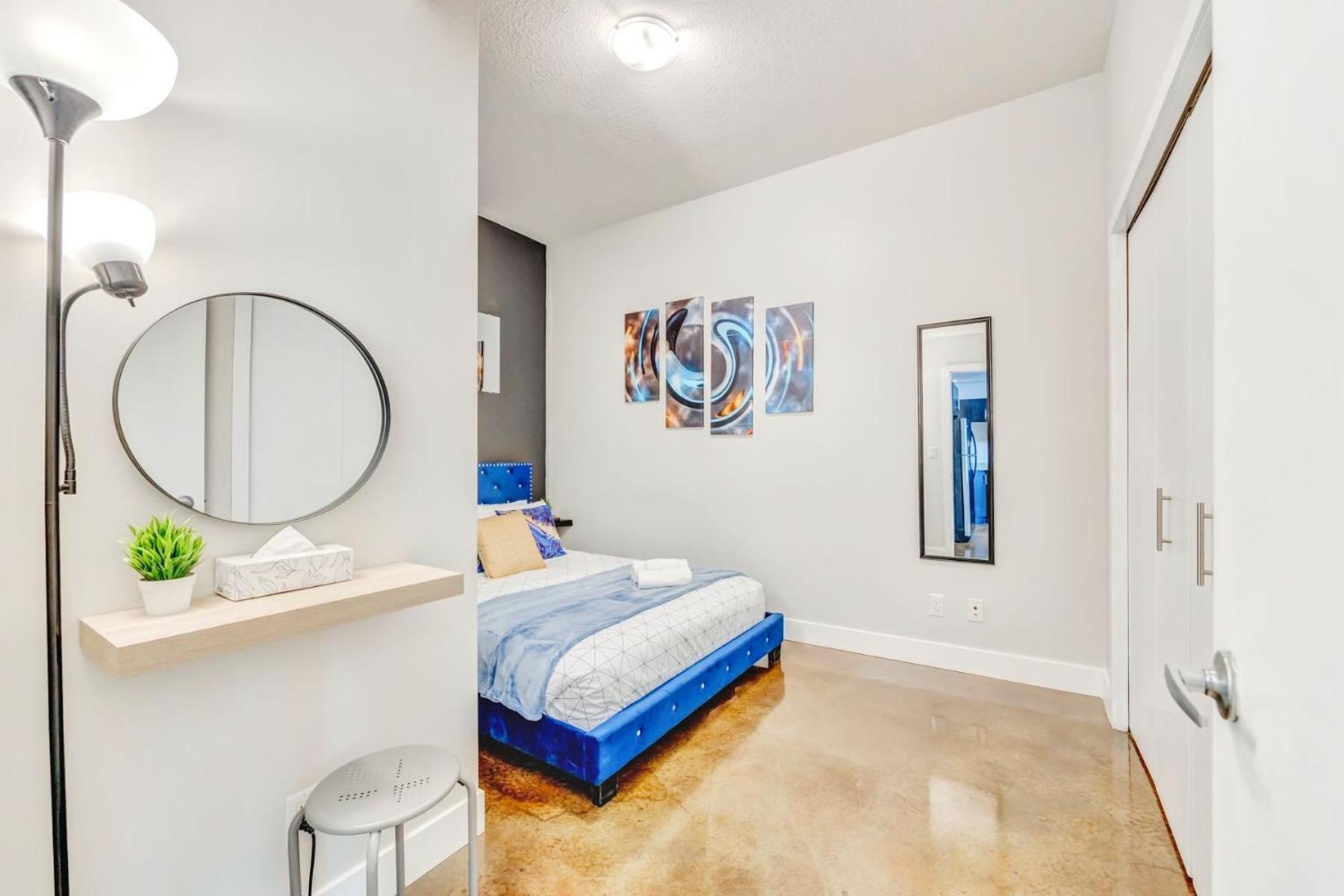 Luxury 2br - King Bed - Stunning Views Holiday home Calgary