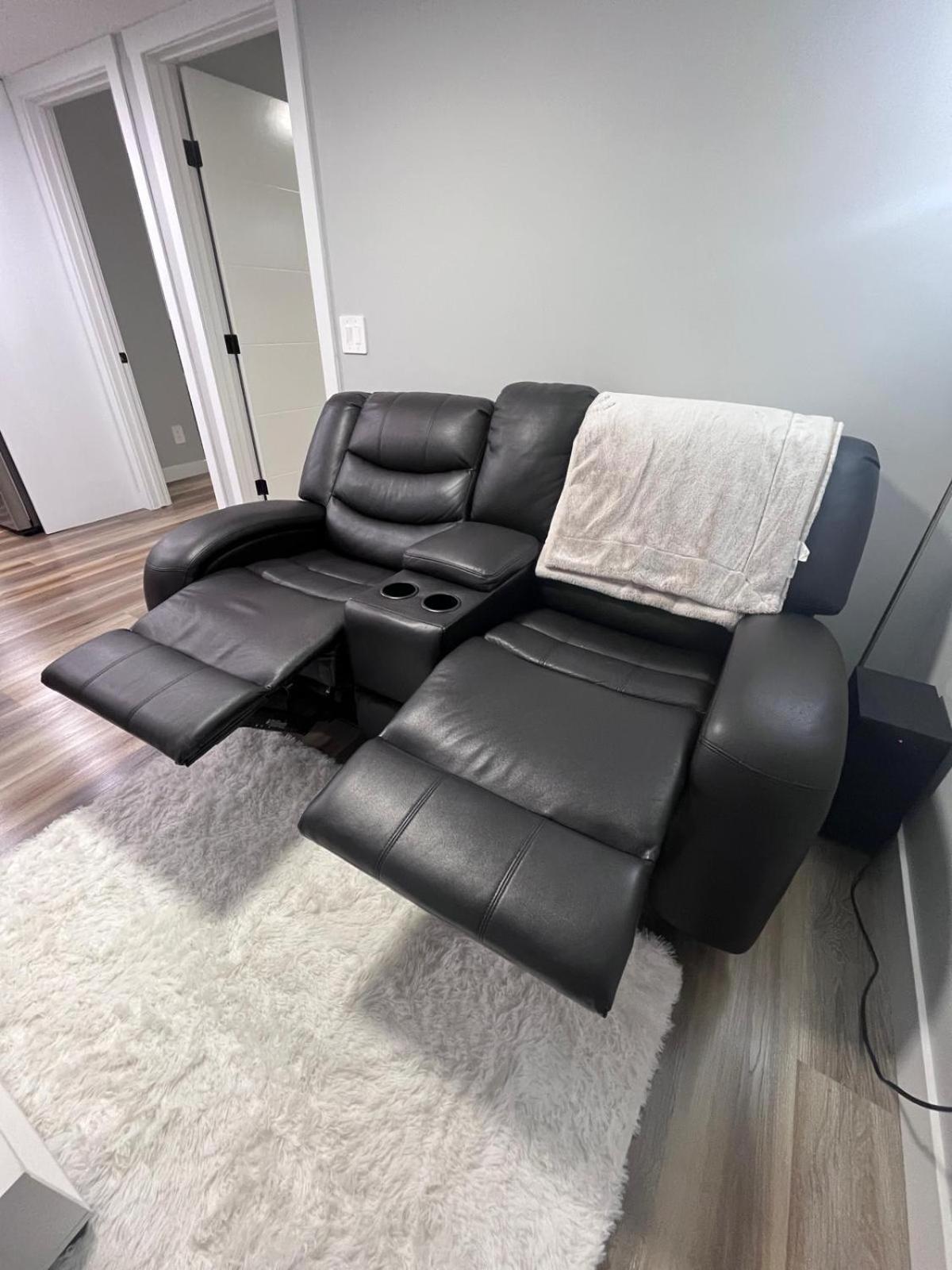 Adorable Private In Seton Se, Apartment