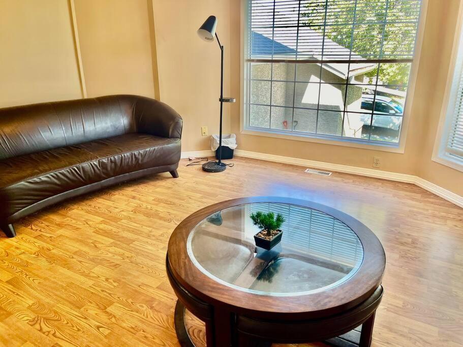 Airport 4br2ba Double Garage Pet Friendly * Calgary